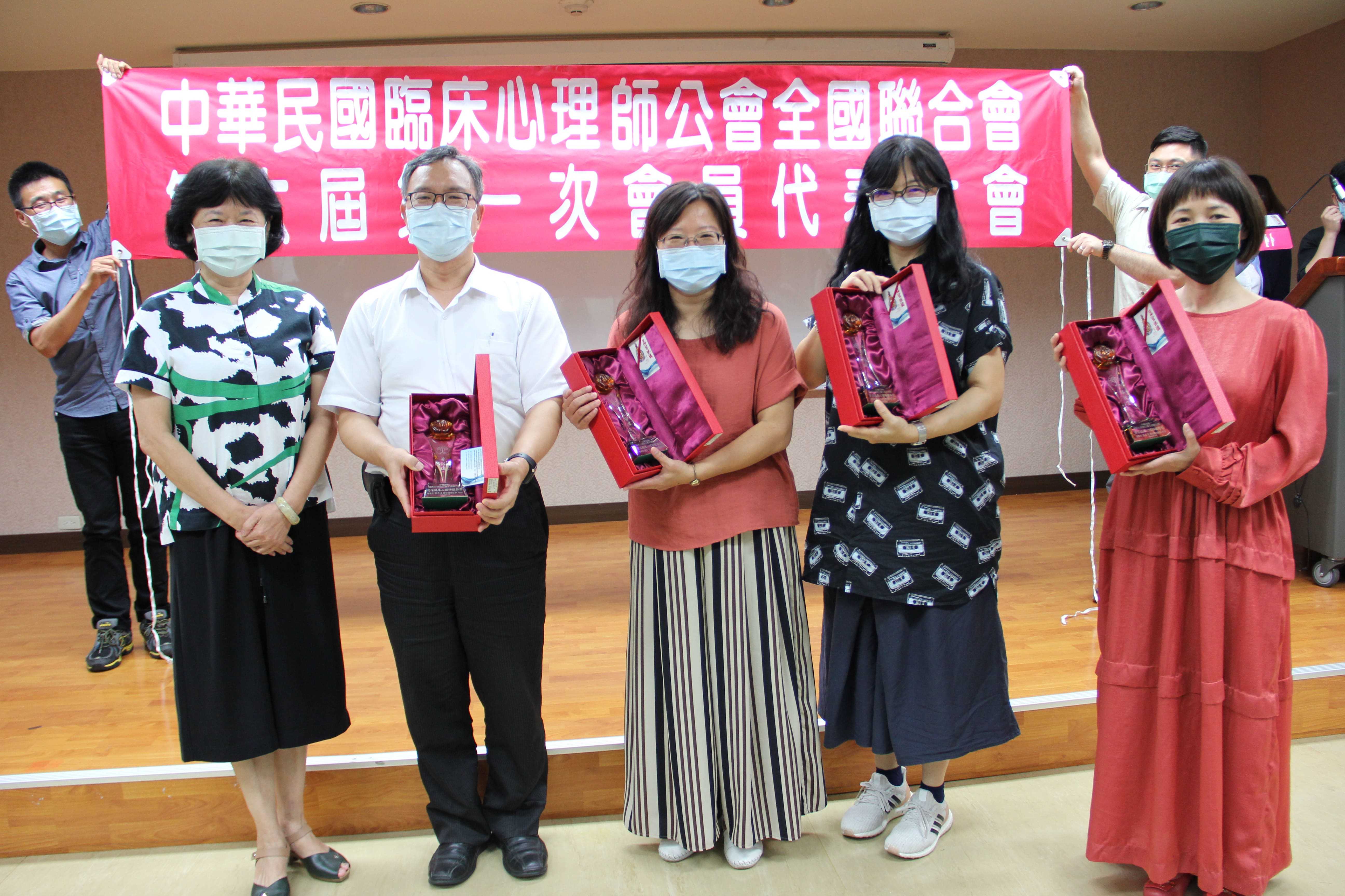 資深臨床心理師服務獎合照.jpg